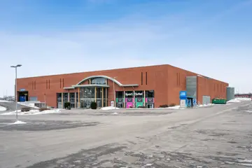 Fasadebilde av Thon Senter Borg, parkeringsplass og inngang bakside.
