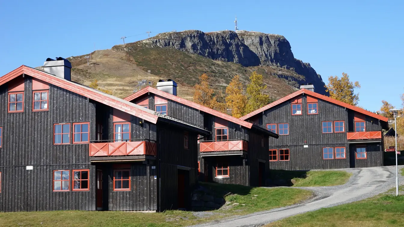 Fasade av leiligheter fra parkering på Thon Hotel Skeikampen