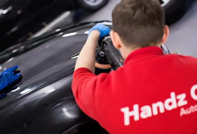 mann som polering bil hos handz on bilpleie