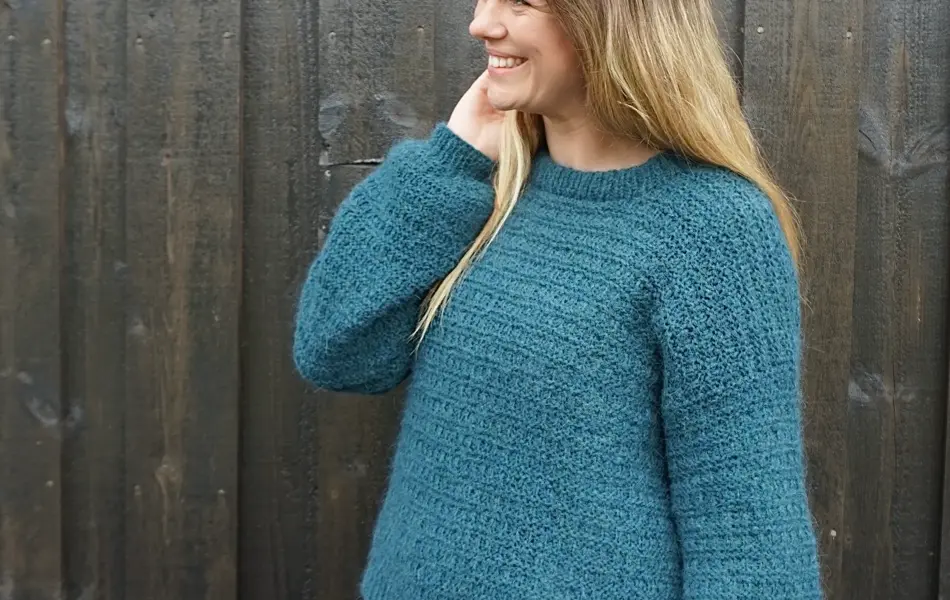 Dame i blå strikket genser