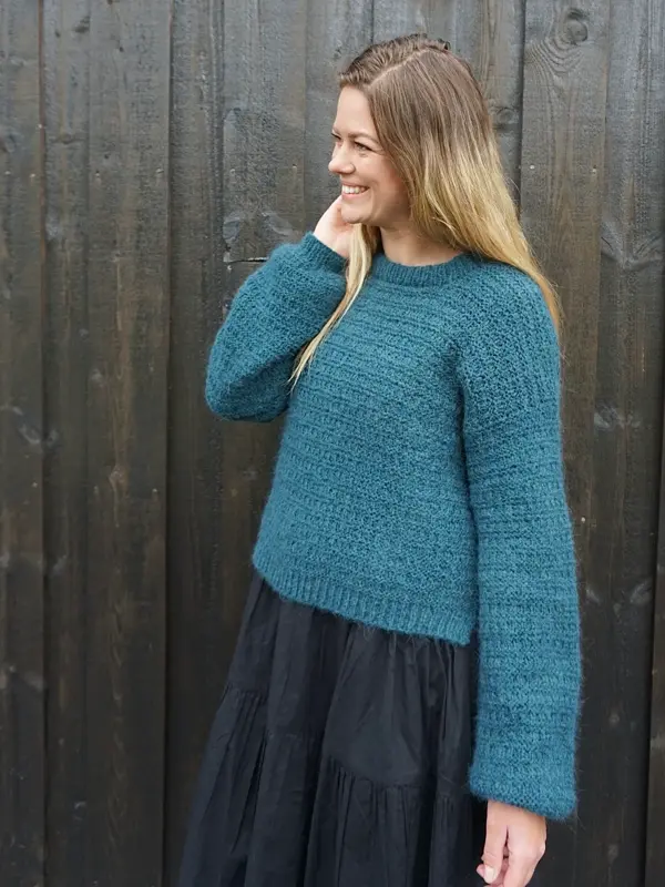 Dame i blå strikket genser