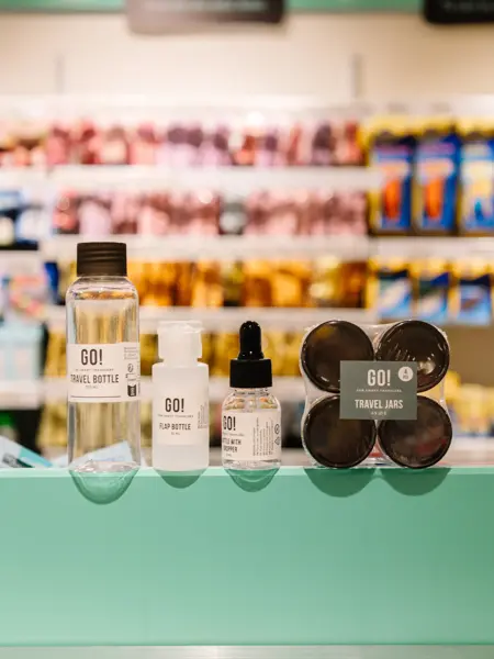 reisestørrelser på hylle i butikk