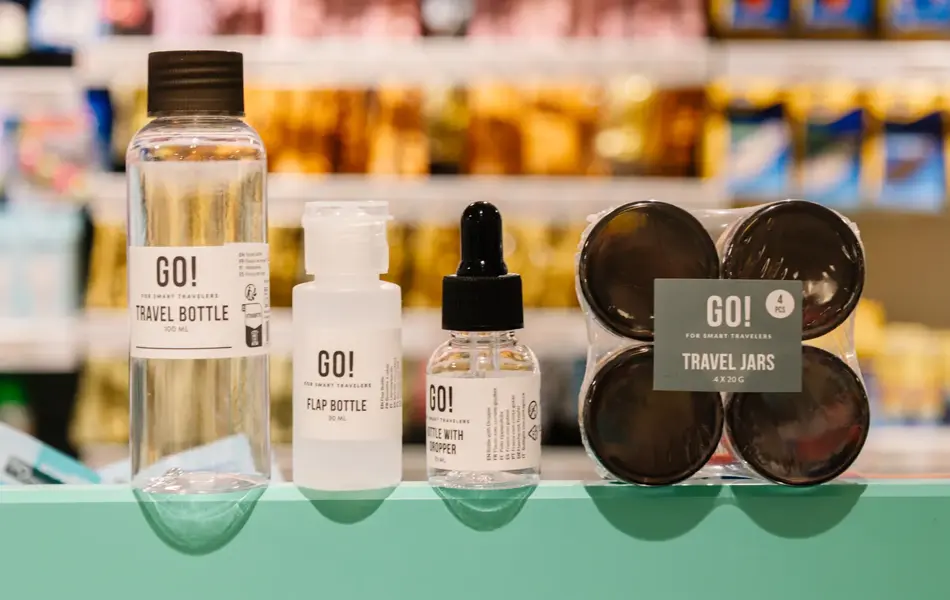 reisestørrelser på hylle i butikk