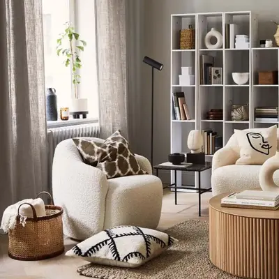 Dekorert stue med diverse møbler og tilbehør