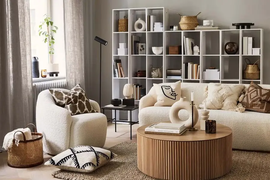 Dekorert stue med diverse møbler og tilbehør