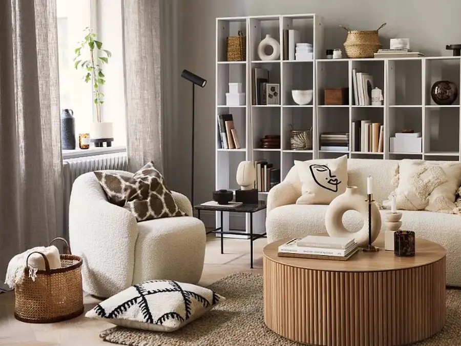 Dekorert stue med diverse møbler og tilbehør