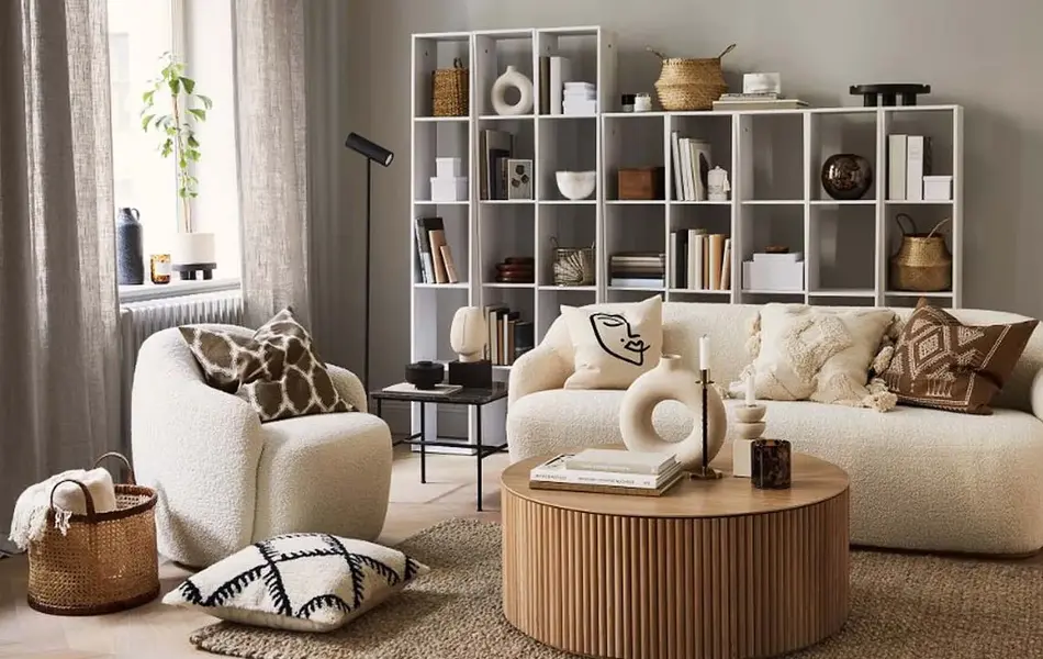 Dekorert stue med diverse møbler og tilbehør