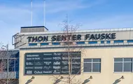 Thon Senter Fauske fasade, med logo på vegg.