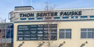 Thon Senter Fauske fasade, med logo på vegg.