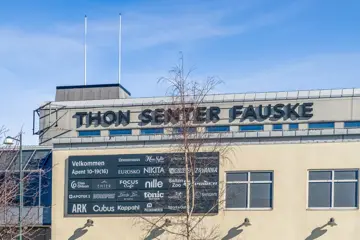 Thon Senter Fauske fasade, med logo på vegg.