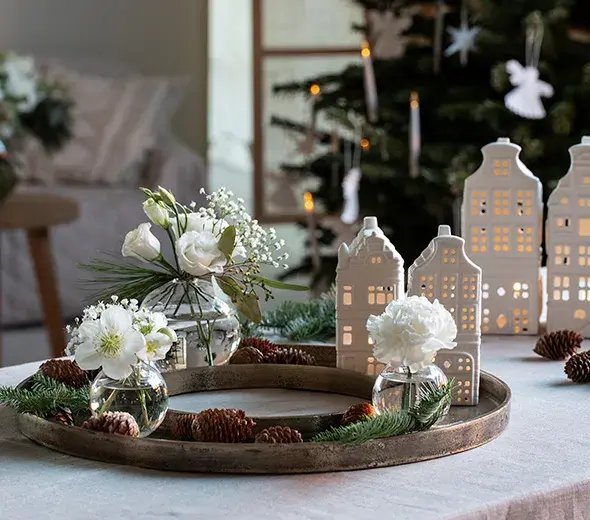 Skap en stemningsfull adventstid med friske blomster, lys og julepynt.