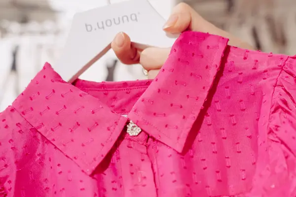 rosa bluse på henger