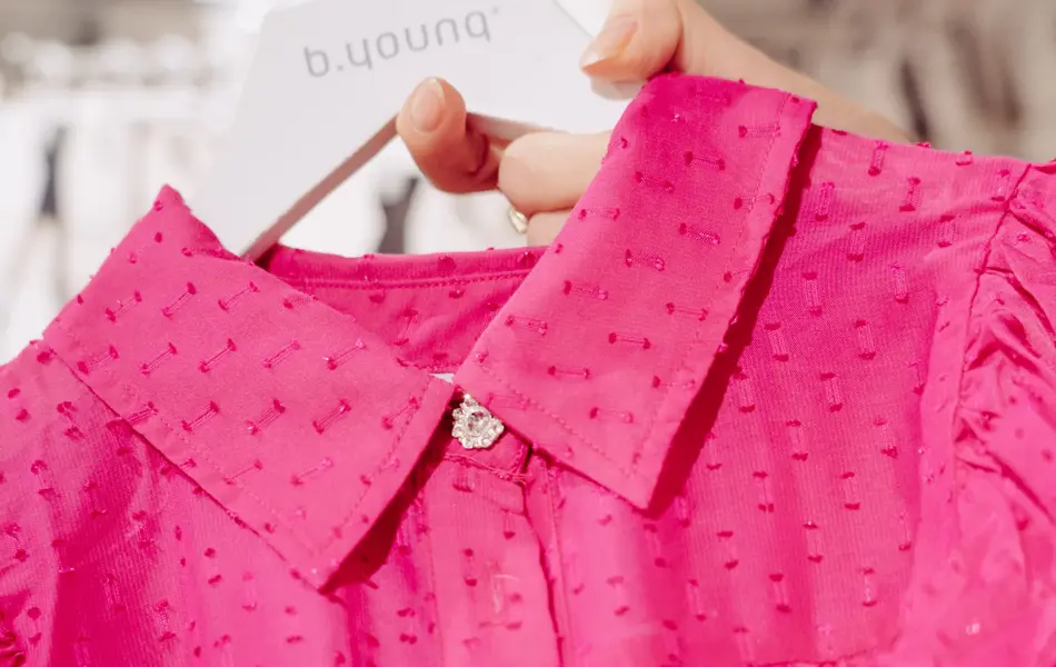 rosa bluse på henger