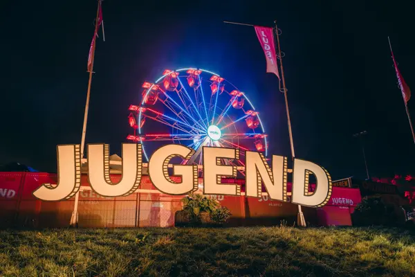 Bilde fra Jugendfest med pariserhjul i bakgrunnen