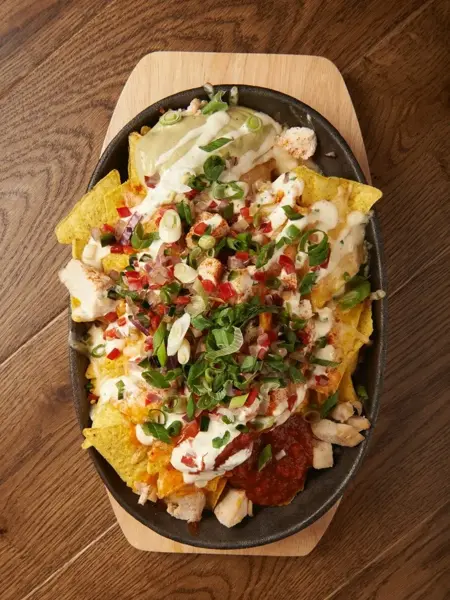 Kyllingnachos med topping på trefjøl