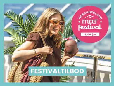 Festivaltilbod med bilde av kvinne i solen med drink og brune klær