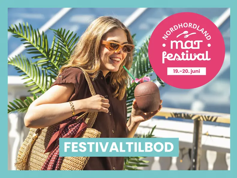 Festivaltilbod med bilde av kvinne i solen med drink og brune klær