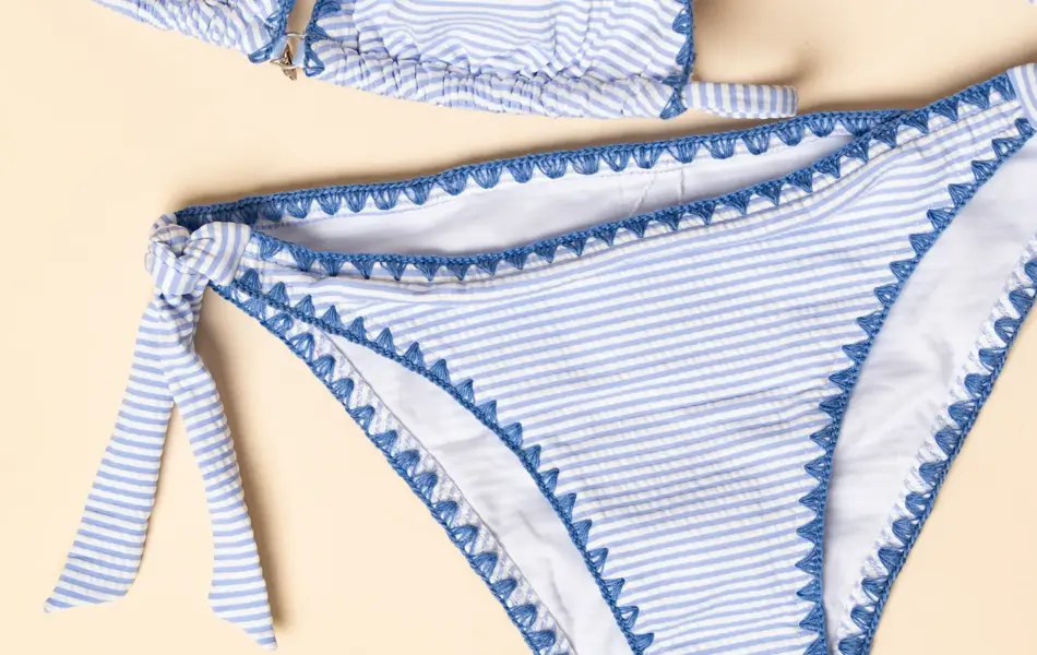 Blå og hvitstripete bikini