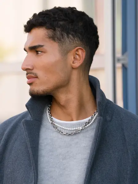 Mann viser høstmote