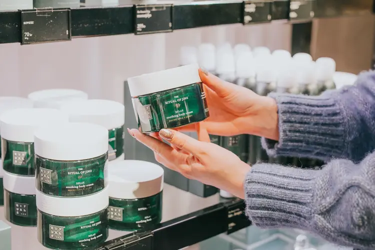 Hender som viser frem en krukke med krem