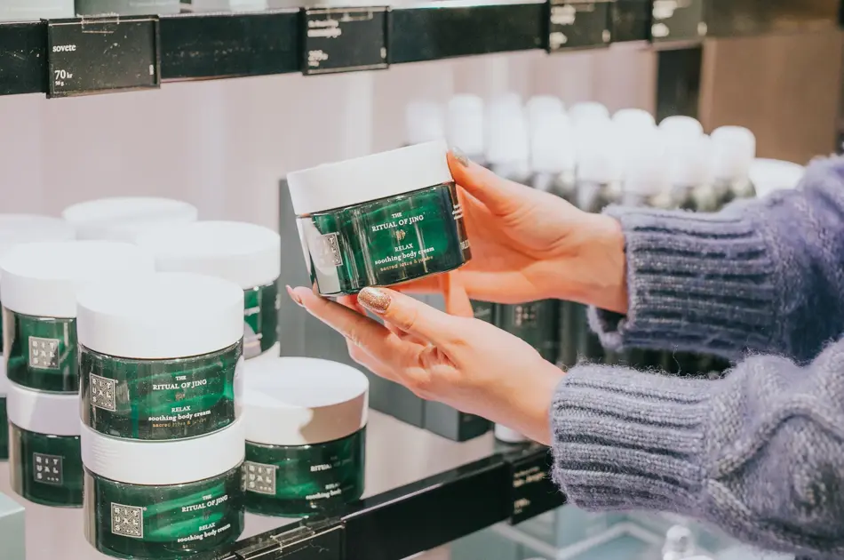 Hender som viser frem en krukke med krem