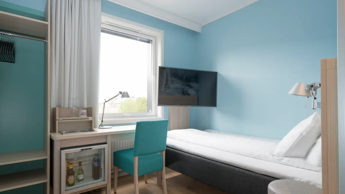 Standard Single Room på Thon Hotel Polar med seng, tv og sitteplass til arbeid