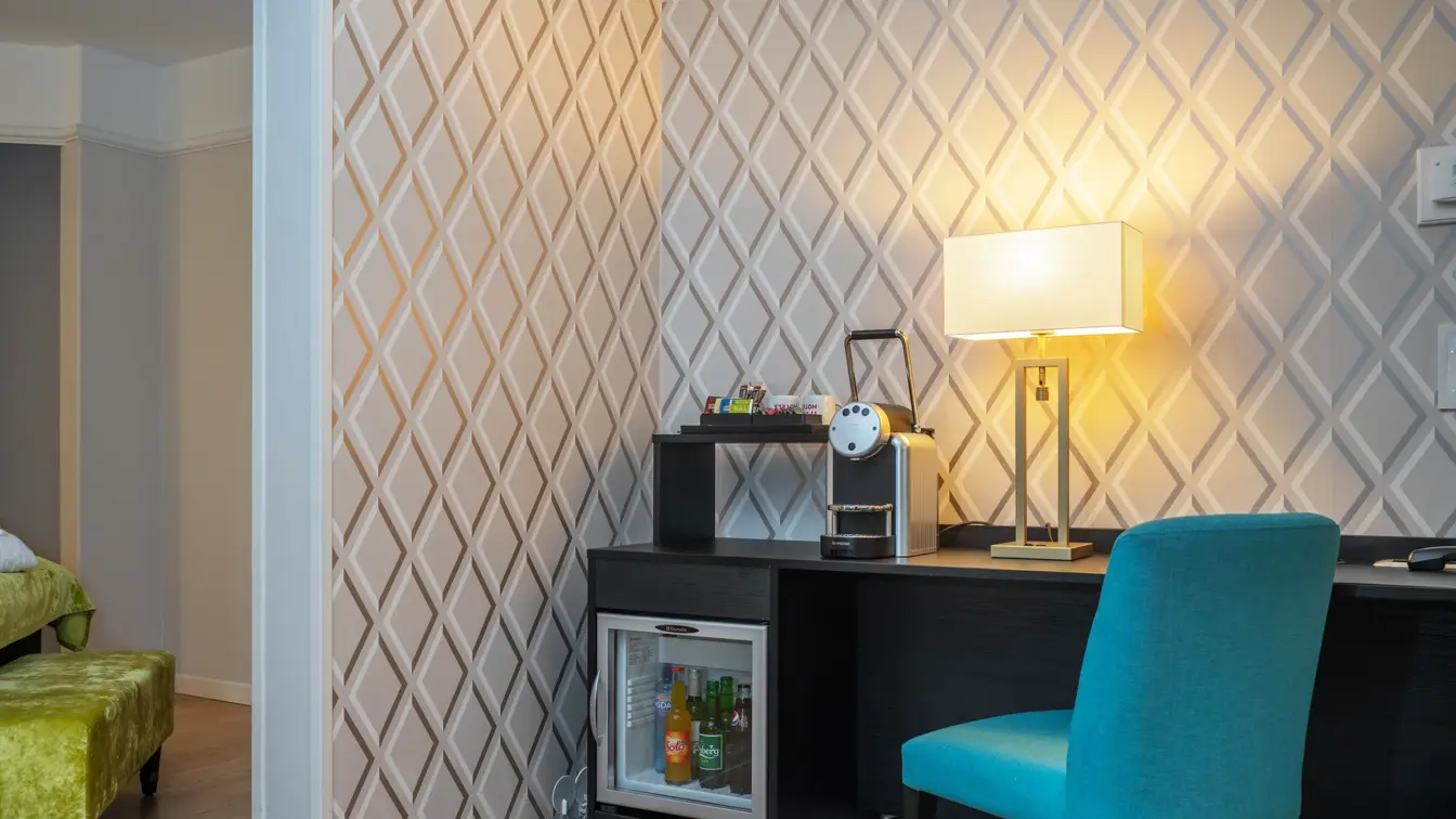 Skrivebord, turkis stol, minikjøleskap