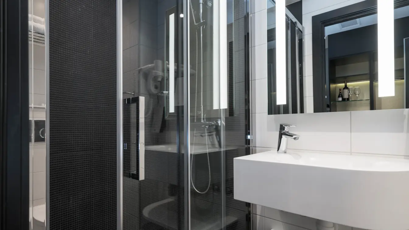 Bad med vask og dusj på double room på Thon Hotel Arendal i Arendal sentrum