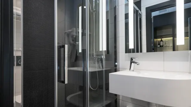 Bad med vask og dusj på double room på Thon Hotel Arendal i Arendal sentrum