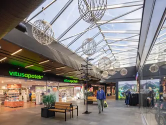 AMFI Verdal fellesareal, tatt i gang med takvinduer mellom butikker