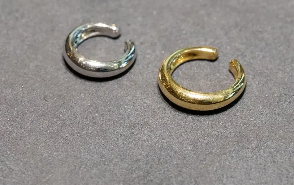 Nærbilde av øredobber