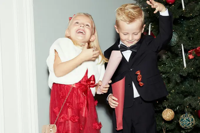 Bilde av festpyntede barn og barneklær