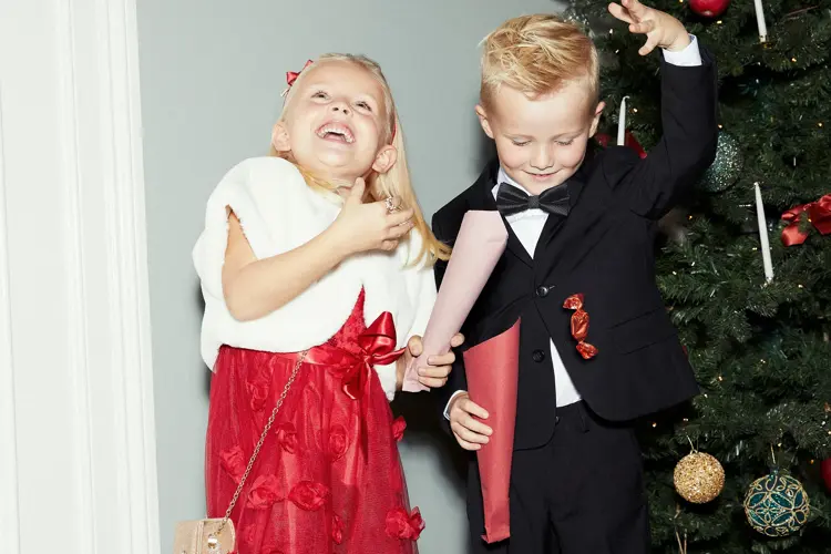 Bilde av festpyntede barn og barneklær