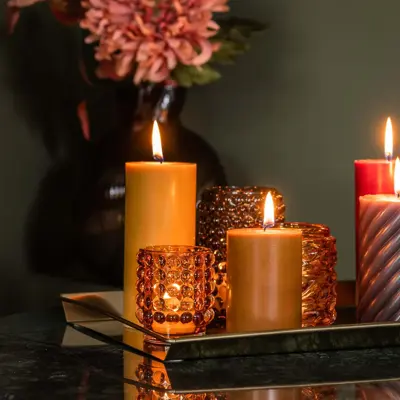 Tente stearin lys på et bord