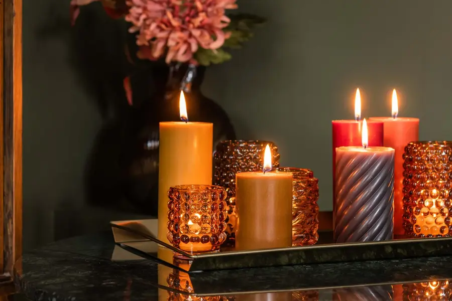 Tente stearin lys på et bord