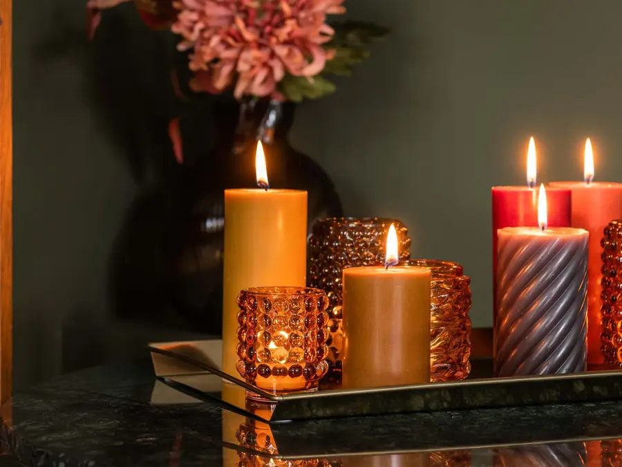 Tente stearin lys på et bord