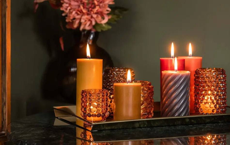 Tente stearin lys på et bord