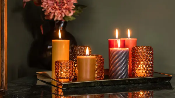 Tente stearin lys på et bord