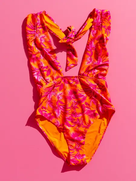 Badetøy i knalle farger til alle kropper sommeren 2022