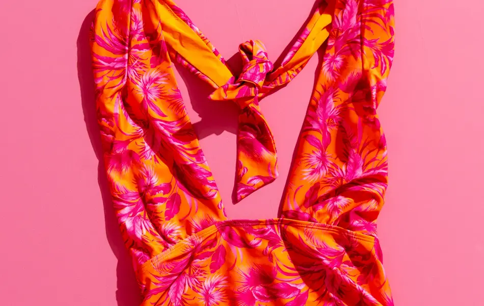 Badetøy i knalle farger til alle kropper sommeren 2022