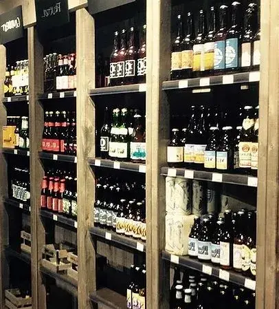 store hylle fulle av ølflasker