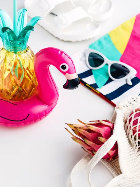 Bord med forskjellige dekoarsjoner til hawaiifest