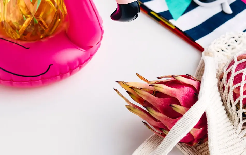 Bord med forskjellige dekoarsjoner til hawaiifest