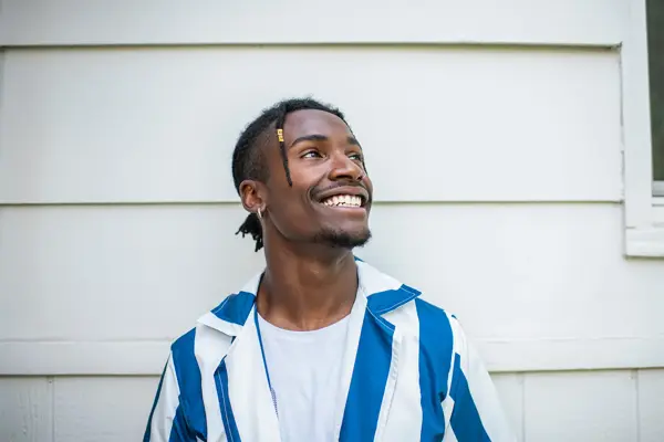 Nærbilde av mann i blå og hvitstripede skjorte 