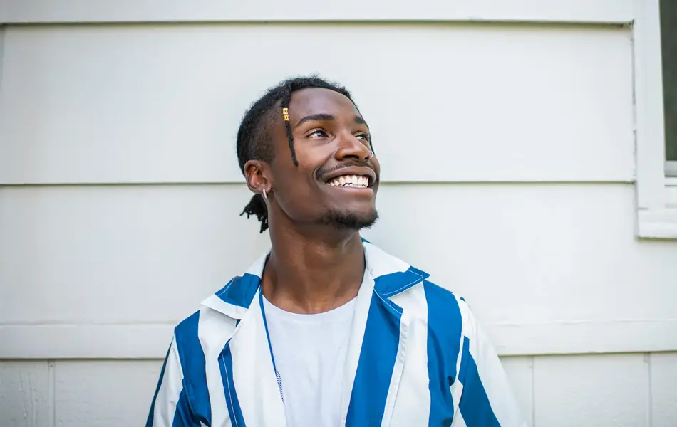 Nærbilde av mann i blå og hvitstripede skjorte 