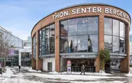 Bilde av kjøpesenteret Thon Senter Bergen med Thon Senter logo.
