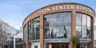 Bilde av kjøpesenteret Thon Senter Bergen med Thon Senter logo.
