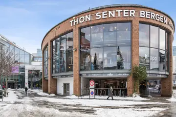 Bilde av kjøpesenteret Thon Senter Bergen med Thon Senter logo.