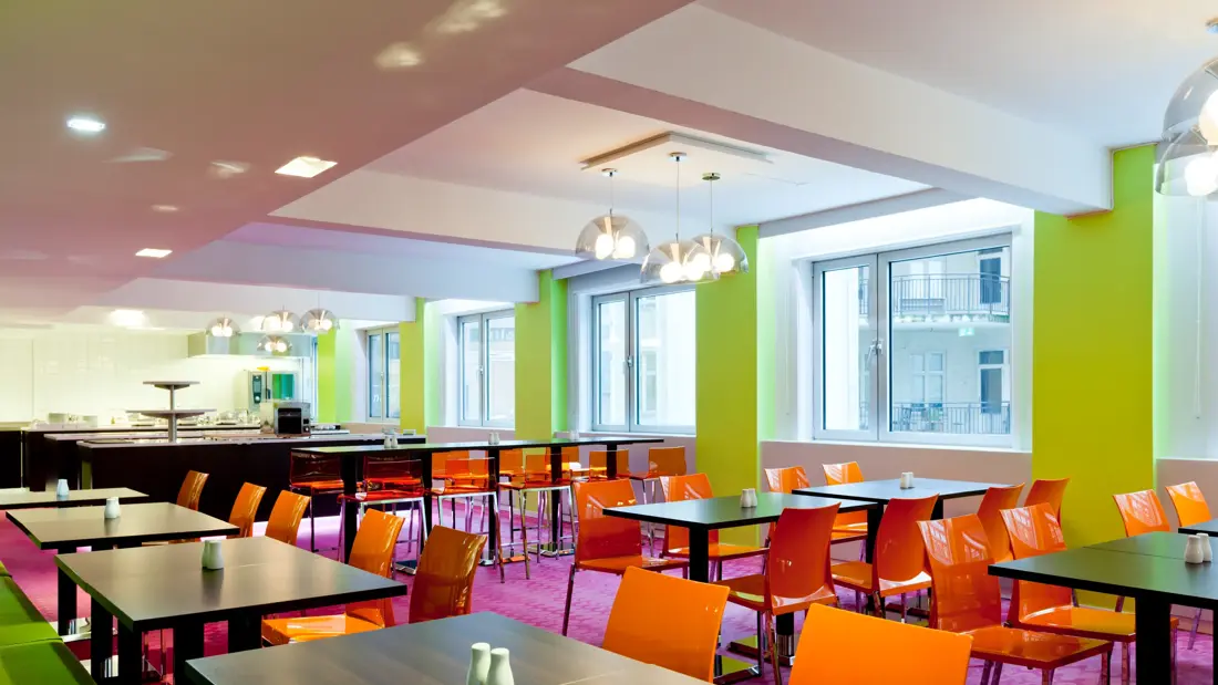 Fargerik frokostsal på Thon Hotel Munch i Oslo