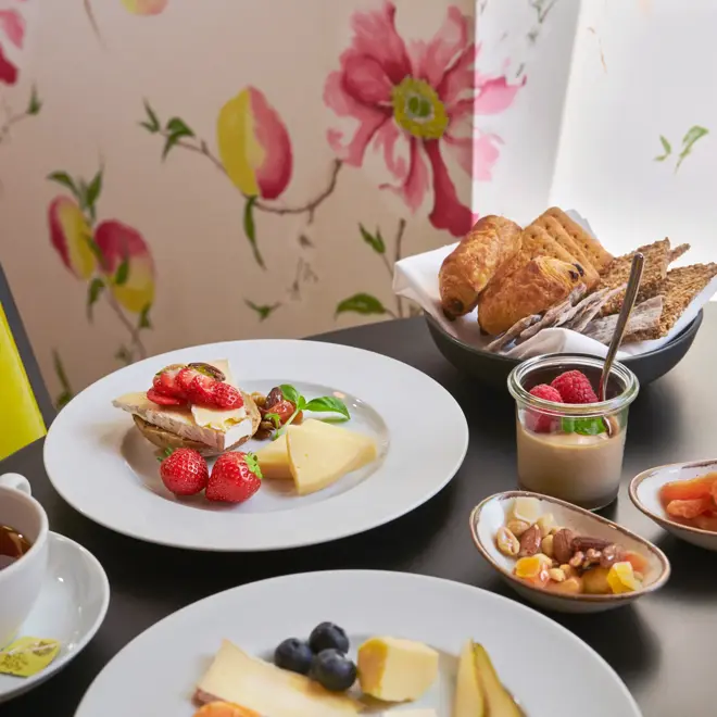 frokost-te-croissant-ost-frukt-stol-tapet